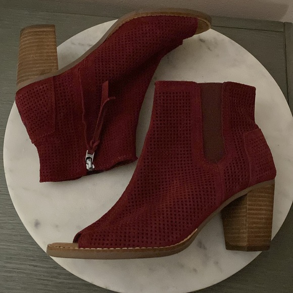 EUC TOMS “Majorca” Peep Toe Perforated Burgundy Wine Suede Ankle Booties Sz 7.5 - Picture 11 of 17